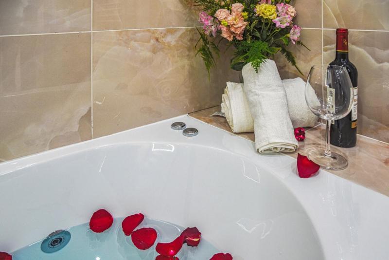 Lavie Maison Hot Tub And Ac * Nizza